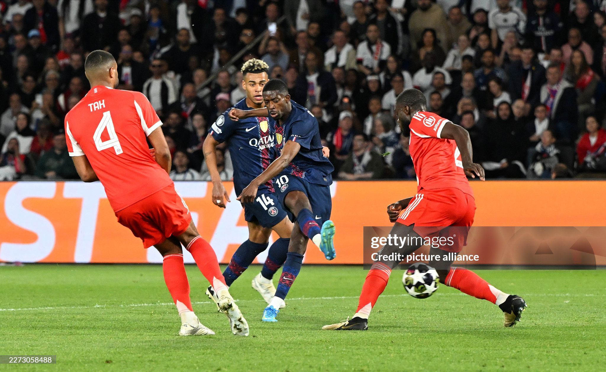 Dembele cũng không chịu kém cạnh khi hoàn thành cú đúp chỉ sau đó 2 phút