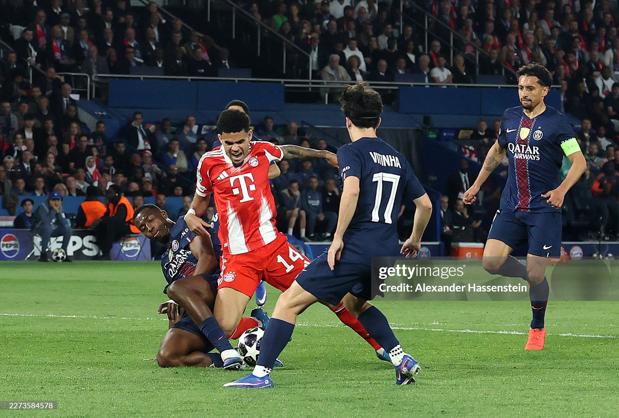 Cuộc đối đầu giữa PSG và Bayern Munich sôi động ngay từ đầu và đội khách sớm có lợi thế khi Diaz bị đốn ngã trong vòng cấm