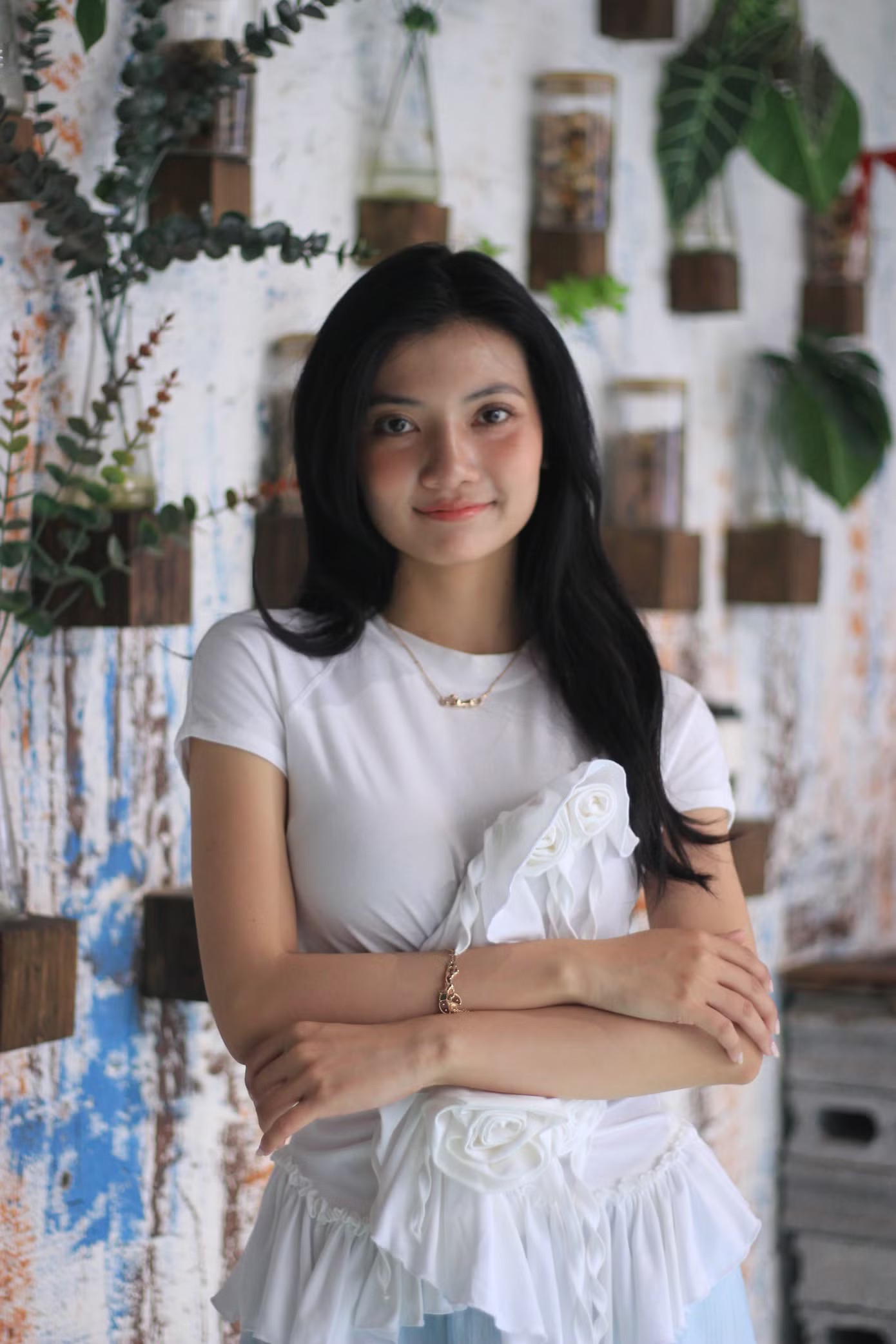 Khi nhận lời tham gia dự án, Nhật Ý cho biết cô bị thuyết phục bởi kịch bản kết hợp yếu tố linh dị và góc khuất con người. Nữ diễn viên nói đây không chỉ là phim kinh dị đơn thuần mà còn có yếu tố văn hóa Việt Nam, mang thông điệp riêng. “Khi trao đổi về nhân vật Sa, tôi thấy rất hứng thú vì đây là dạng vai mình muốn thử”, cô chia sẻ.