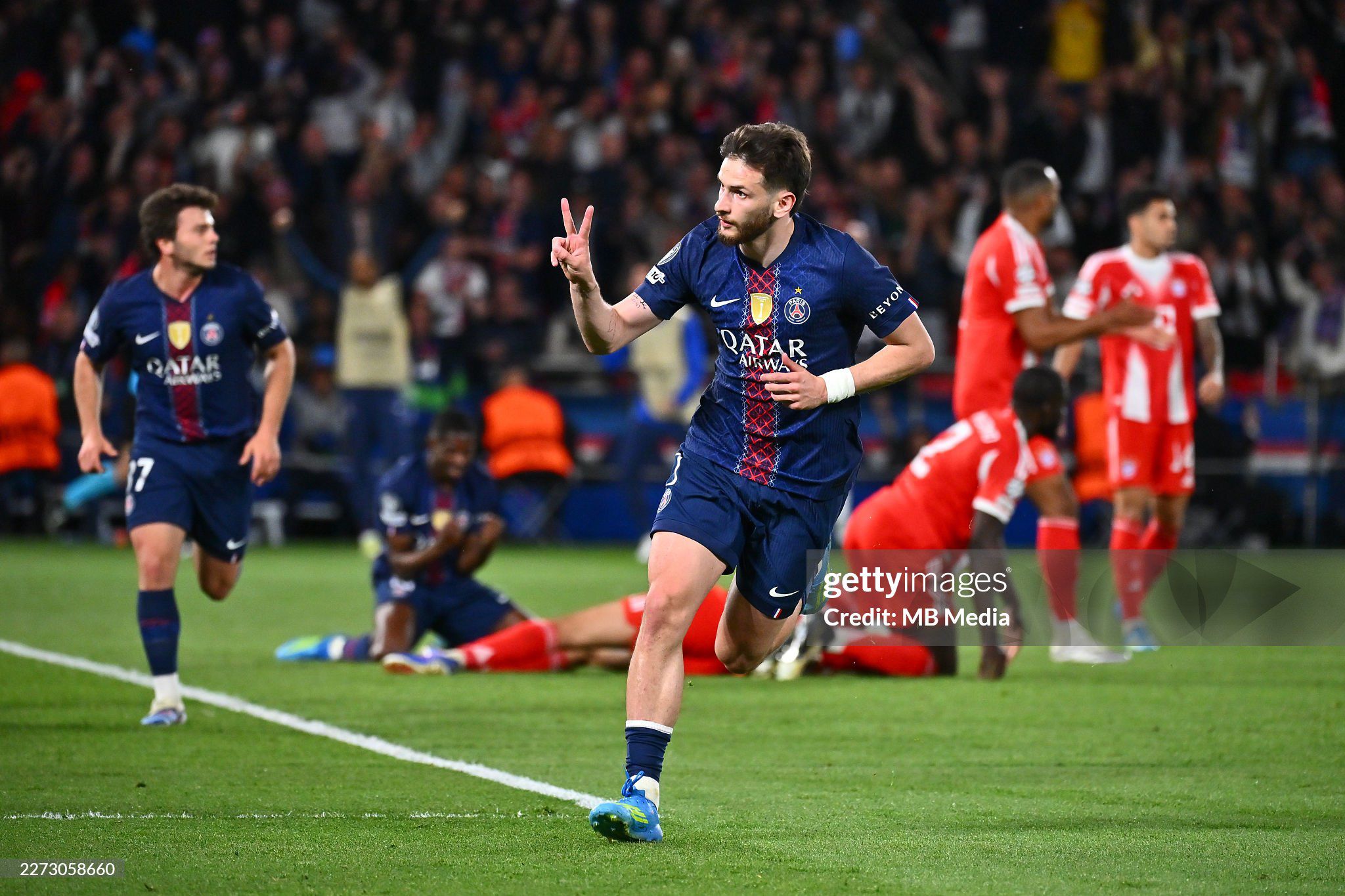 PSG tiếp tục vượt lên ở phút 58 và cá nhân Kvaratskhelia hoàn thành cú đúp