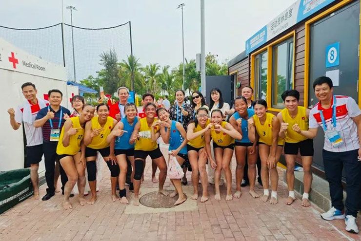 Các thành viên tuyển bóng ném bãi biển nữ Việt Nam