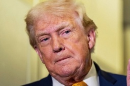 Ông Donald Trump bất ngờ tiết lộ "Iran đang sụp đổ" và muốn mở lại Hormuz ngay