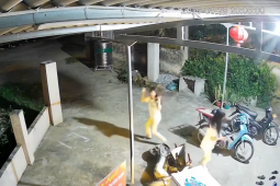 Clip: Xe điện mất phanh, hai cô gái lao thẳng vào cột sắt trong sân nhà