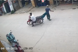 Clip: Khi 49 gặp 50, thanh niên đâm trúng người đi bộ giữa đường nghe điện thoại