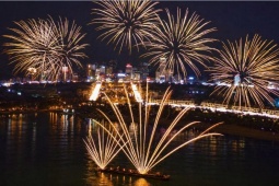 Ngắm pháo hoa "view triệu đô" từ Sun Bavaria tại phố lễ hội VUI-Fest Cát Bà