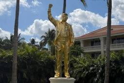 Tượng vàng hình ông Donald Trump xuất hiện trên sân golf