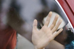 Bắt quả tang chồng ngoại tình trên xe, vợ sốc nặng vì câu nói trơ trẽn sau đó của anh ta