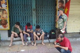 Cháy nhà hàng, 5 người nước ngoài trèo cửa sổ thoát thân