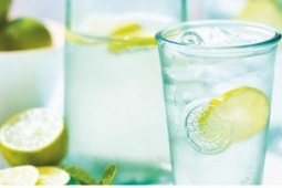 Bí quyết chọn đồ uống giúp “đánh bay” cảm giác say xe