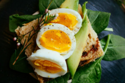 Buổi sáng nên ăn trứng luộc kèm với gì để giảm cân?