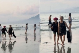 Clip hai bà cụ U80 dắt nhau tắm biển khiến dân mạng nghĩ đến đứa bạn hay lỡ hẹn