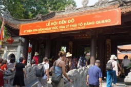 Lần đầu tàu “5 cửa ô” chở khách từ Hà Nội về dự Lễ hội Đền Đô ở Từ Sơn, Bắc Ninh dịp nghỉ lễ 30/4