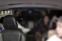 CLIP: Mâu thuẫn với bạn gái, người đàn ông nhảy khỏi taxi khi xe đang chạy