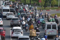 Cửa ngõ phía Tây TPHCM đang ùn ứ, các xe di chuyển rất chậm