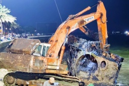 Cận cảnh trục vớt khối thép khổng lồ nghi là xe tăng bị vùi ở bờ biển Gia Lai