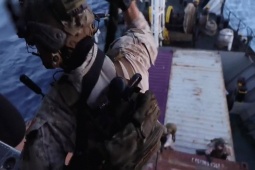 Binh sĩ Mỹ đổ bộ, khám xét tàu hàng gần Iran