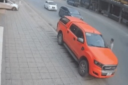 Vụ ô tô vượt phải đâm tài xế mở cửa xe đang đỗ: Ai sai?