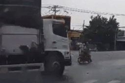 Ôtô tải hất văng loạt xe máy chờ đèn đỏ ở TP HCM