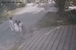 Clip ô tô lao nhanh tông người phụ nữ ở TPHCM