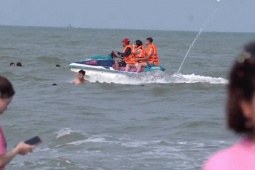 Mô tô nước chạy 'bát nháo' trên biển Sầm Sơn, tiềm ẩn nguy cơ tai nạn