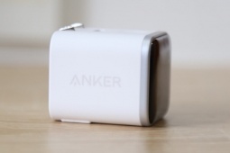 Củ sạc nhỏ gọn có màn hình tương tác, nhận diện iPhone đời mới