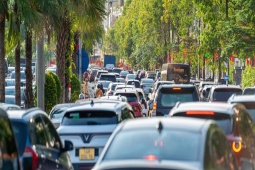 Phố biển Quảng Ninh chật kín phương tiện đổ về nghỉ lễ