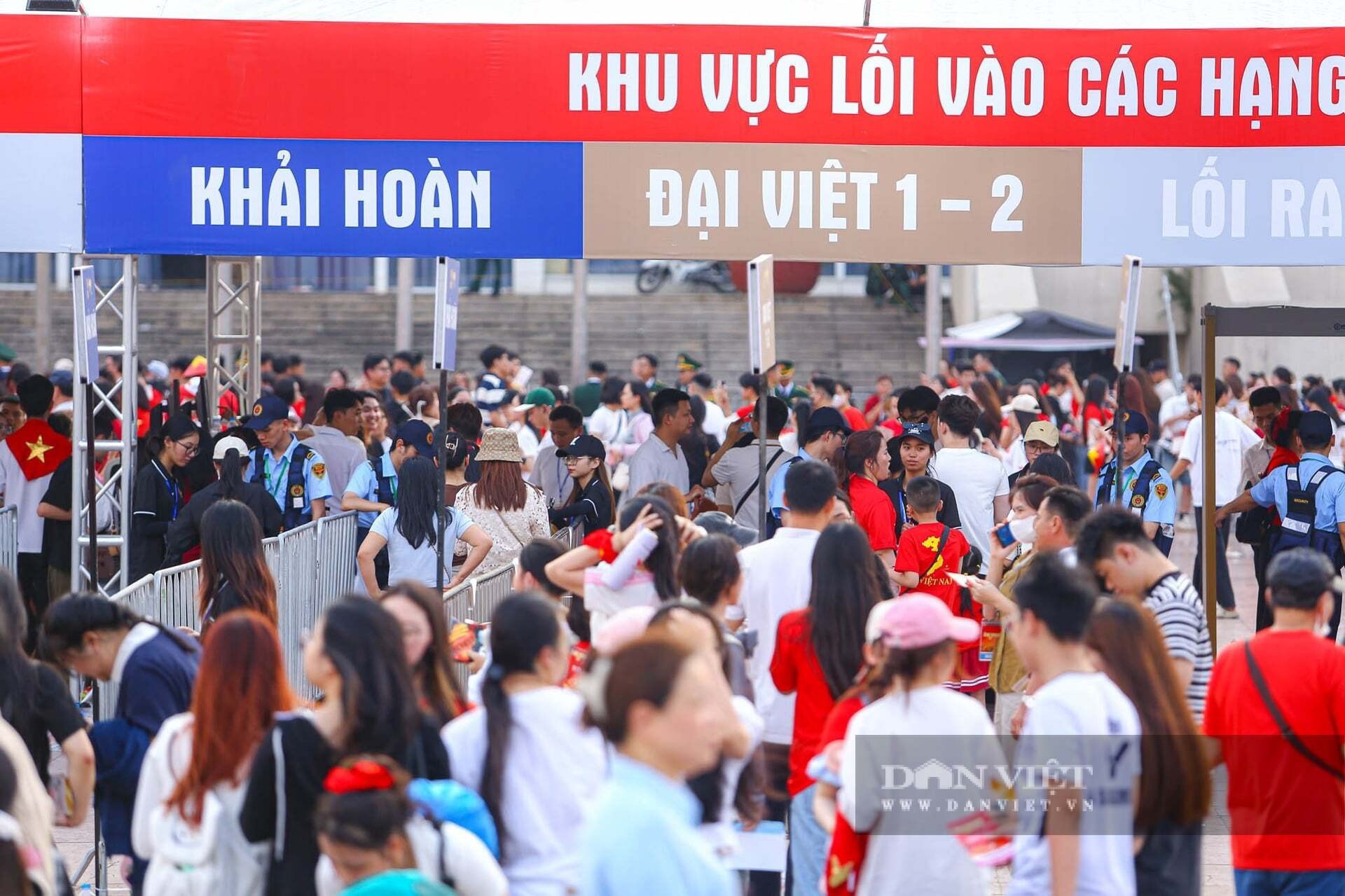 Biển người đổ về sân Mỹ Đình trước giờ G concert Âm vang Tổ quốc - 4