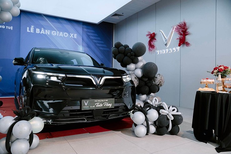 Ca sĩ Tuấn Hưng trong buổi lễ nhận xe VinFast VF 9. Ảnh: Đại lý