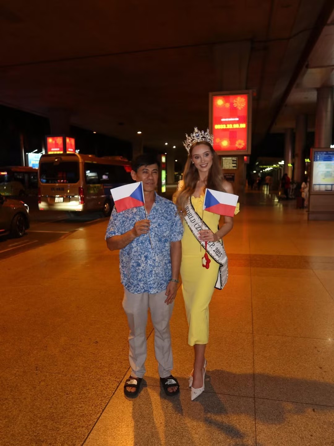 Linda Górecká nhận được sự chào đón của các fan Việt. Biết tin người đẹp tới TPHCM để chuẩn bị cho Miss World 2026, nhiều khán giả Việt Nam đã đến sân bay để chào đón cô. "Tim tôi đập nhanh hơn một chút khi biết rằng hành trình này cũng đang dẫn tôi đến với cuộc thi Hoa hậu Thế giới 2026. Tháng 8 sẽ là một tháng khó quên, và tôi biết ơn vì được sống trong khoảnh khắc này", cô chia sẻ khi có mặt ở Việt Nam.