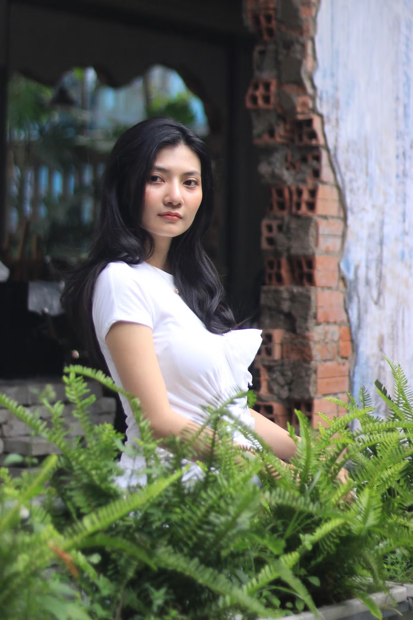 Sa là nhân vật khác biệt so với những vai Nhật Ý từng đảm nhận trước đó. Để nhập vai, cô phải học điệu múa Apsara, rèn cách di chuyển và kiểm soát hình thể để trở nên xa lạ với chính mình. Những biểu cảm gương mặt cũng được tập luyện theo hướng quái dị, bí ẩn.