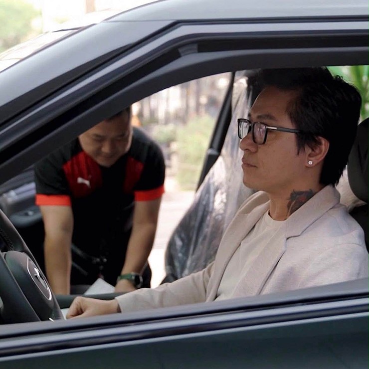 Ca sĩ Tuấn Hưng trong buổi lễ nhận xe VinFast VF 9. Ảnh: Đại lý