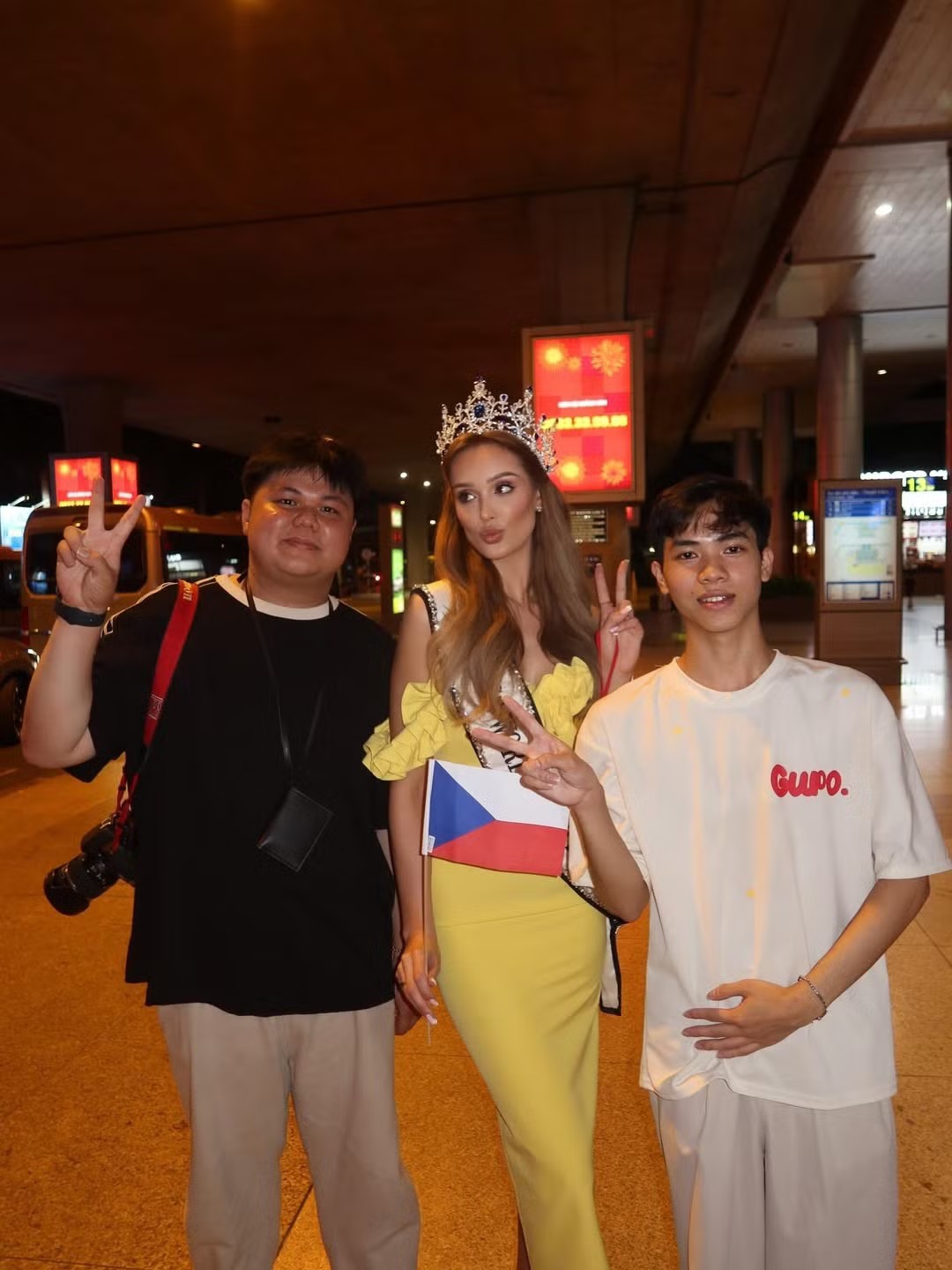 Linda Górecká nhận được sự chào đón của các fan Việt. Biết tin người đẹp tới TPHCM để chuẩn bị cho Miss World 2026, nhiều khán giả Việt Nam đã đến sân bay để chào đón cô. "Tim tôi đập nhanh hơn một chút khi biết rằng hành trình này cũng đang dẫn tôi đến với cuộc thi Hoa hậu Thế giới 2026. Tháng 8 sẽ là một tháng khó quên, và tôi biết ơn vì được sống trong khoảnh khắc này", cô chia sẻ khi có mặt ở Việt Nam.