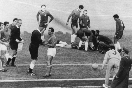 Chile - Italia không đá bóng mà đấm nhau, trận đấu bạo lực nhất lịch sử World Cup
