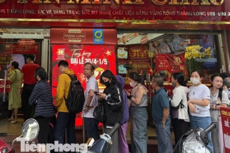 Giá lao dốc mạnh, người giữ vàng 'đứng ngồi không yên'