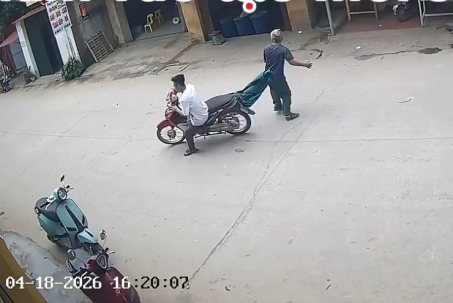 Clip: Khi 49 gặp 50, thanh niên đâm trúng người đi bộ giữa đường nghe điện thoại
