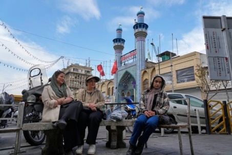 Iran nhận tin cực xấu: Đồng rial thấp kỷ lục, 1,8 triệu rial mới đổi được 1 USD