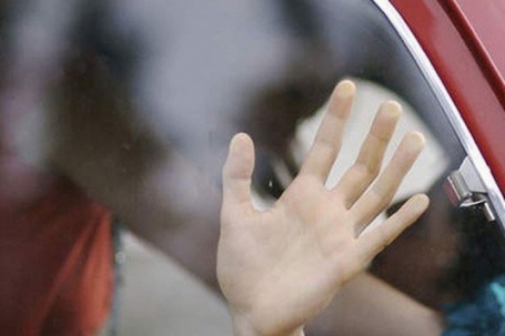 Bắt quả tang chồng ngoại tình trên xe, vợ sốc nặng vì câu nói trơ trẽn sau đó của anh ta