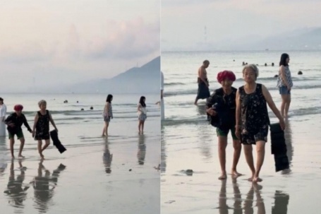 Clip hai bà cụ U80 dắt nhau tắm biển khiến dân mạng nghĩ đến đứa bạn hay lỡ hẹn