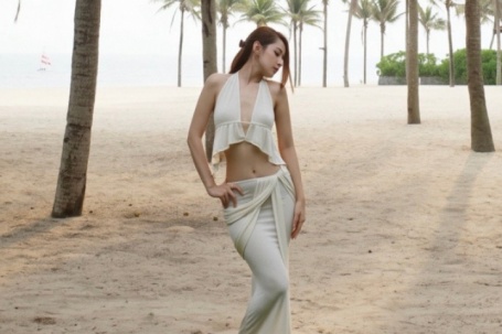 Chi Pu khoe thân hình đồng hồ cát ở Hội An