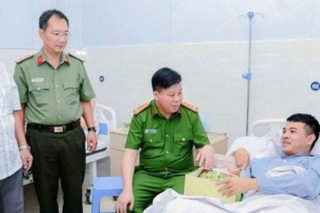 Hai cán bộ, chiến sĩ Công an Hải Phòng bị thương khi đang làm nhiệm vụ
