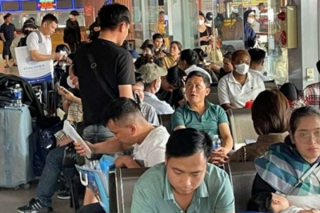 Nghỉ lễ 30/4 - 1/5, hành khách "ùn ùn" về bến xe hiện đại nhất Thủ đô Hà Nội