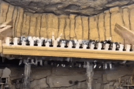 Tàu lượn 'xoay như máy giặt' ở công viên khủng long Trung Quốc