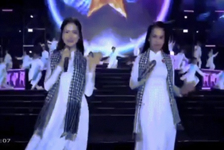 Hòa Minzy được khen khi hát lời mới 'Người Việt mình thương nhau' sau tranh luận