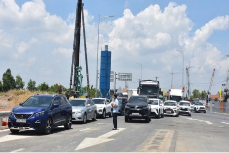 Ô tô xếp hàng dài chờ vào cao tốc Hậu Giang - Cà Mau
