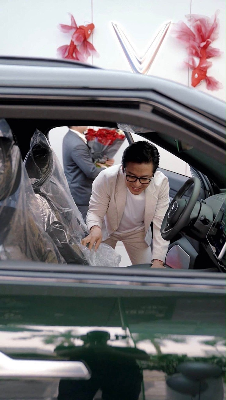 Ca sĩ Tuấn Hưng trong buổi lễ nhận xe VinFast VF 9. Ảnh: Đại lý