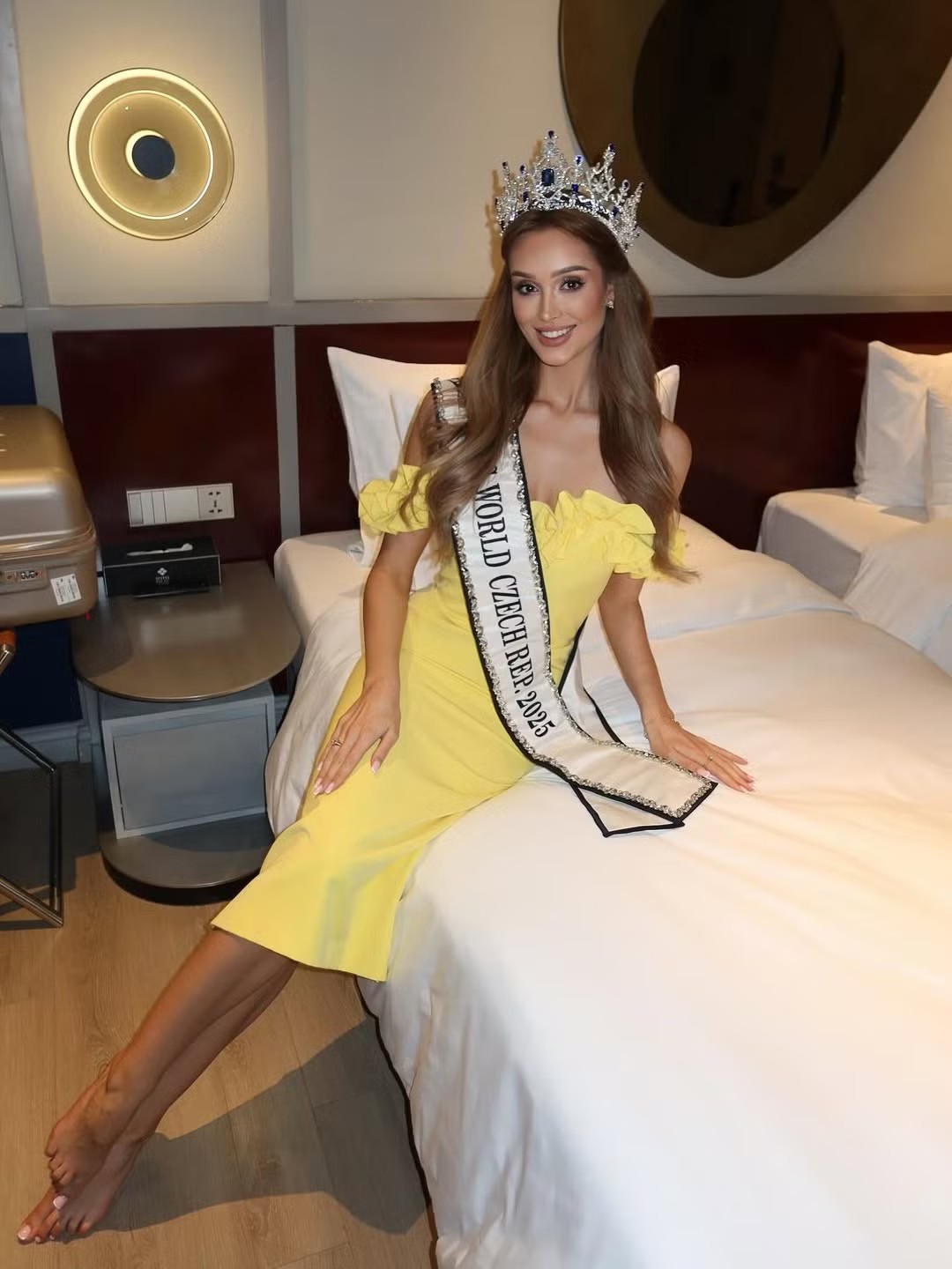 Linda Górecká check-in khách sạn sau khi tới TPHCM. “Vừa đến khách sạn ở TPHCM và tôi đã cảm nhận được sự kỳ diệu của nơi này rồi. Tôi háo hức chờ đón những trải nghiệm phía trước và khám phá Việt Nam đúng như bản chất vốn có của nó. Chân thực, sôi động và tràn đầy sức sống”, người đẹp chia sẻ.