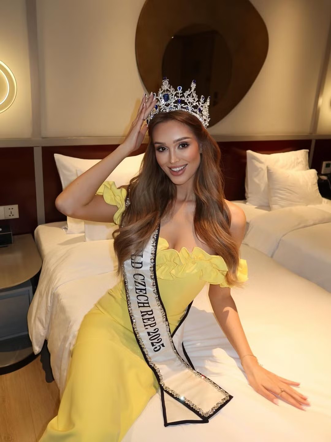 Linda Górecká check-in khách sạn sau khi tới TPHCM. “Vừa đến khách sạn ở TPHCM và tôi đã cảm nhận được sự kỳ diệu của nơi này rồi. Tôi háo hức chờ đón những trải nghiệm phía trước và khám phá Việt Nam đúng như bản chất vốn có của nó. Chân thực, sôi động và tràn đầy sức sống”, người đẹp chia sẻ.