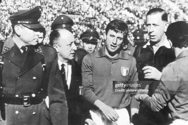 Cầu thủ Italia&nbsp;Giorgio Ferrini (thứ ba từ phải sang) bị&nbsp;truất quyền thi đấu, nhưng chỉ rời sân khi cảnh sát xuất hiện để hộ tống