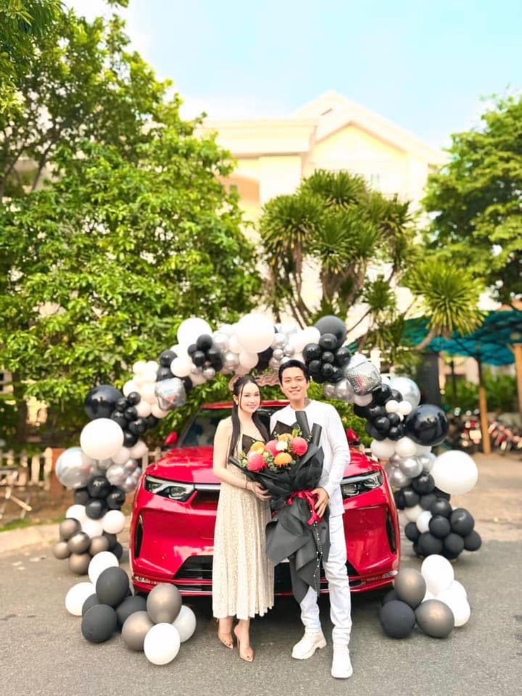 Chiếc VinFast VF 9 đầu tiên của nam ca sĩ được vợ tặng có màu ngoại thất đỏ. Ảnh: FBNV