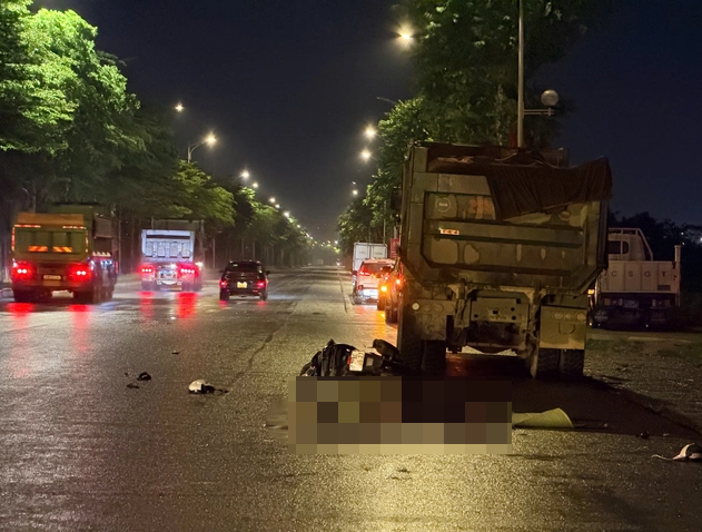 Đêm 28/4, trong thời tiết mưa dông, trên đường trục phía Nam (Hà Nội) xảy ra vụ tai nạn giao thông giữa xe ben và xe máy, khiến 2 người tử vong tại chỗ.